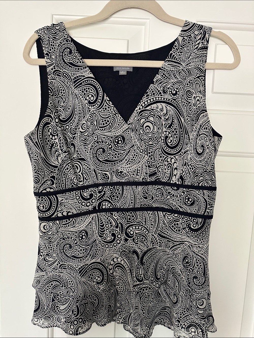 Ann Taylor Navy & White Paisley V-Neck Sleeveless Silk Blouse